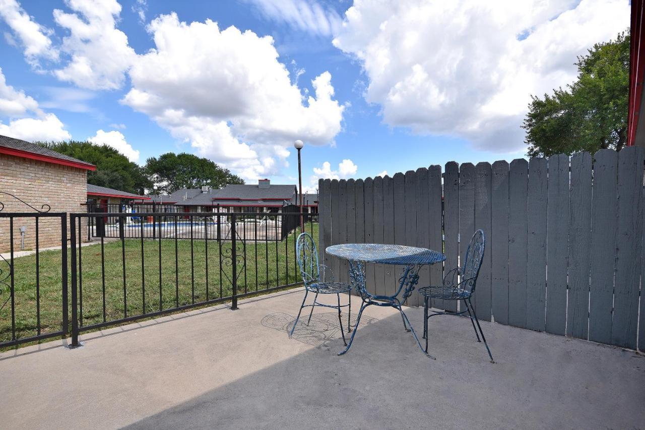 Americas Best Value Inn Lockhart Tx Buitenkant foto